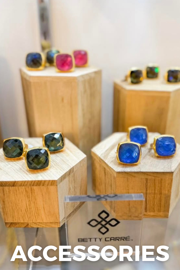 Rings on display with 'Betty Carré' branding in the background