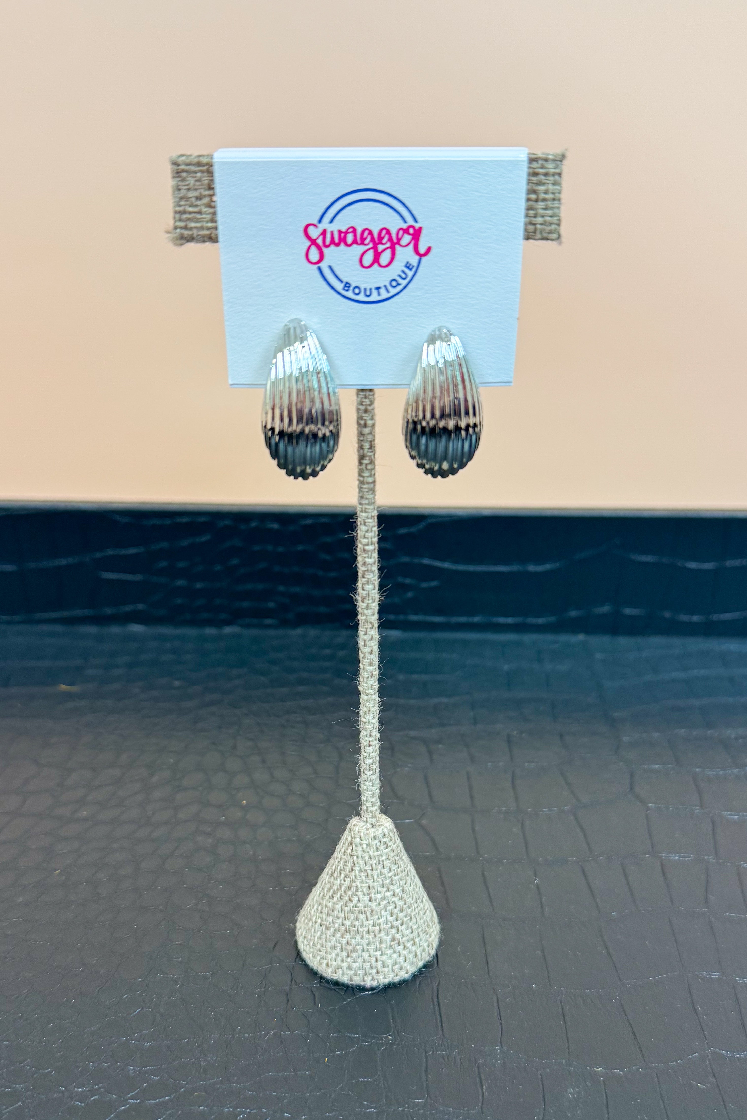 Ava Ribbed 1&quot; Teardrop Earrings